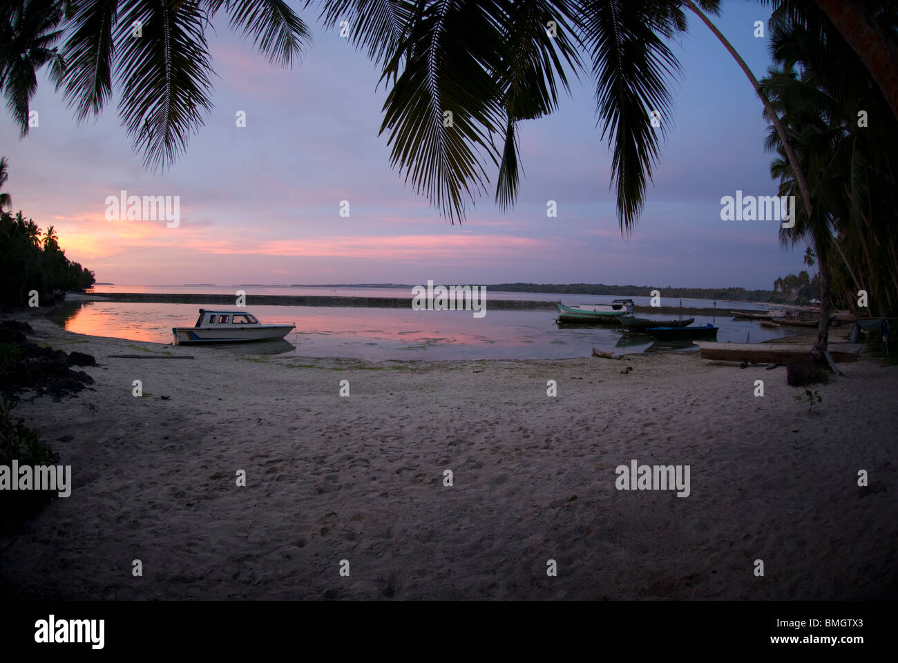 Boot bei Sonnenuntergang am Kai Kecil, Molukken, Indonesien Stockfoto