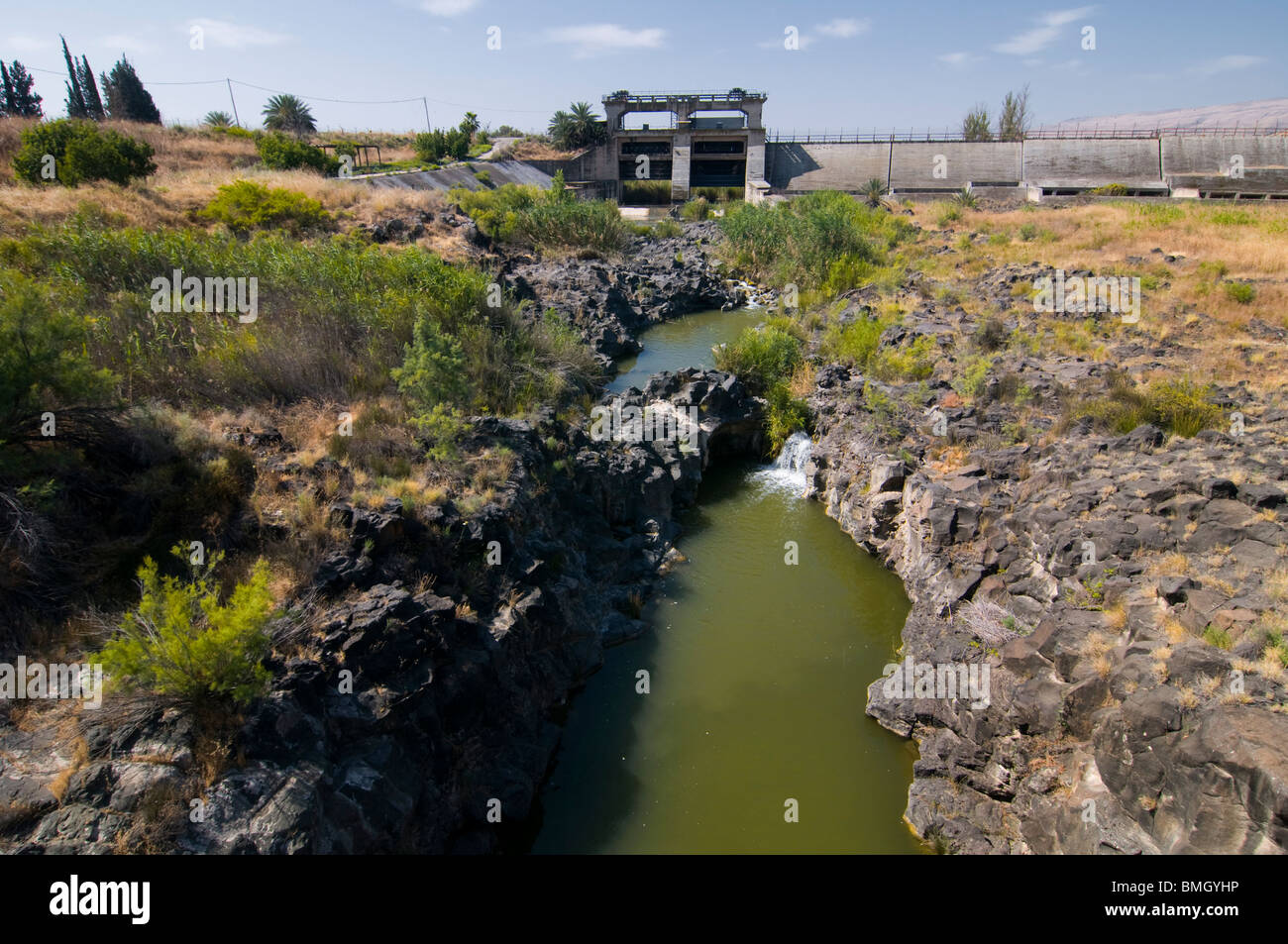 Staumauer des alten Wasserkraftwerks Rutenberg aus dem Jahr 1932 bei Naharayim oder Baqoura, wo der Yarmouk Fluss in den Jordan in Israel mündet Stockfoto