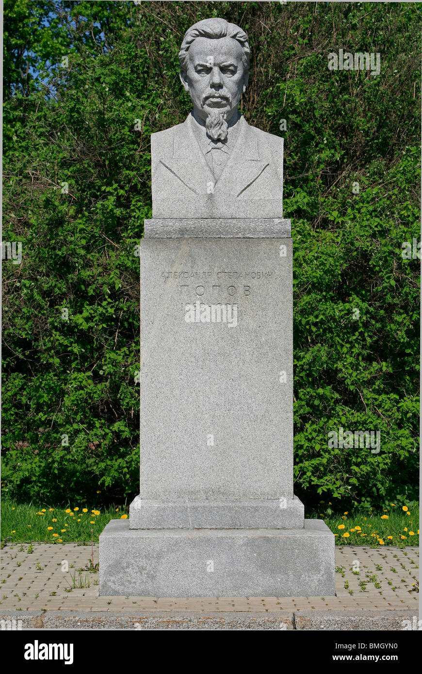 Statue des russischen Physikers Alexander Popov an der Lomonossow-Universität Moskau in Moskau, Russland Stockfoto