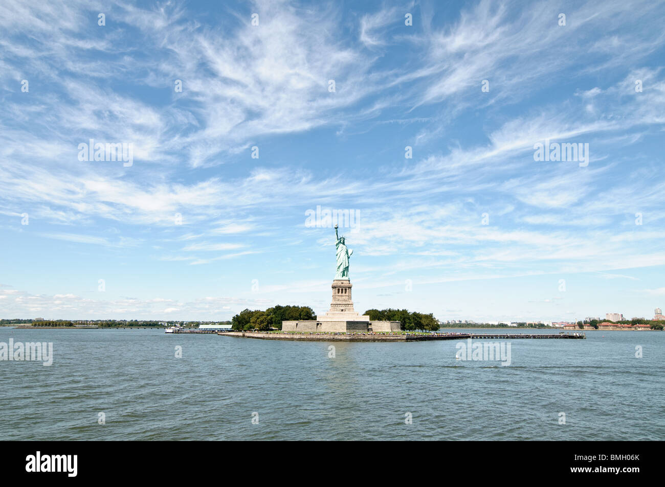 Welt berühmten Statue of Liberty in der Ferne auf einen späten Herbsttag Stockfoto