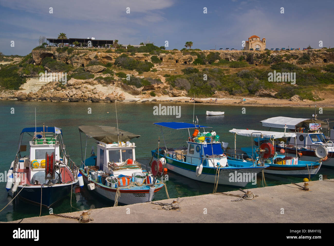 Agios Georgios, Hafen Angelboote/Fischerboote und Gräber, Paphos, Zypern. Frühling, Mai. Stockfoto