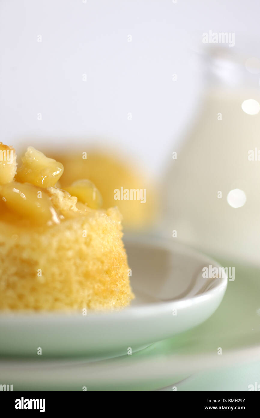 Traditionelle authentische britische's Dessert Eve Pudding mit Apfelkompott vor einem weißen Hintergrund und kein Volk Stockfoto