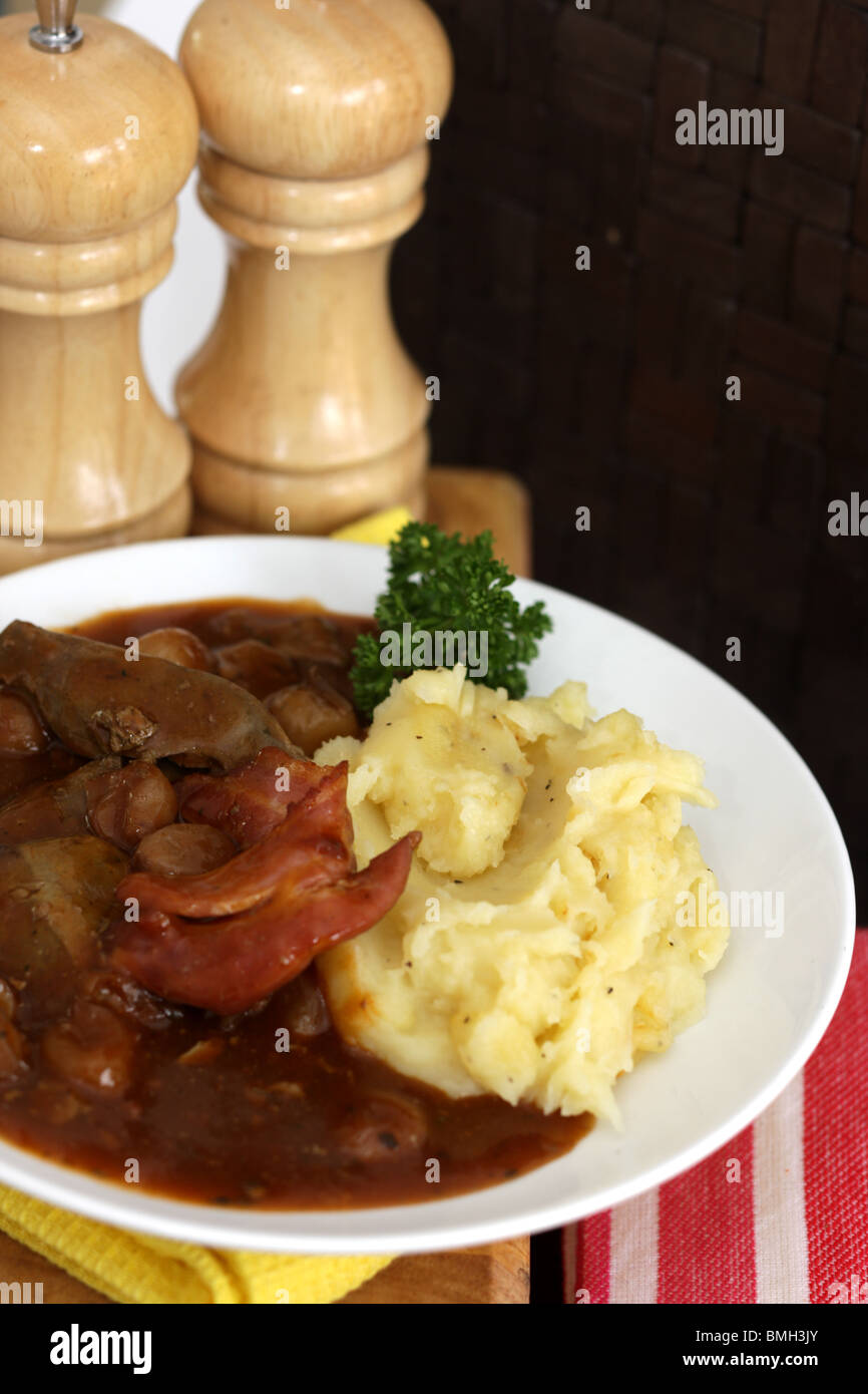 Frisch zubereitete gesunde Leber mit Zwiebeln und Speck, Kartoffelbrei ... Frisch zubereitete gesunde Leber mit Zwiebeln und Speck, Kartoffelbrei ...