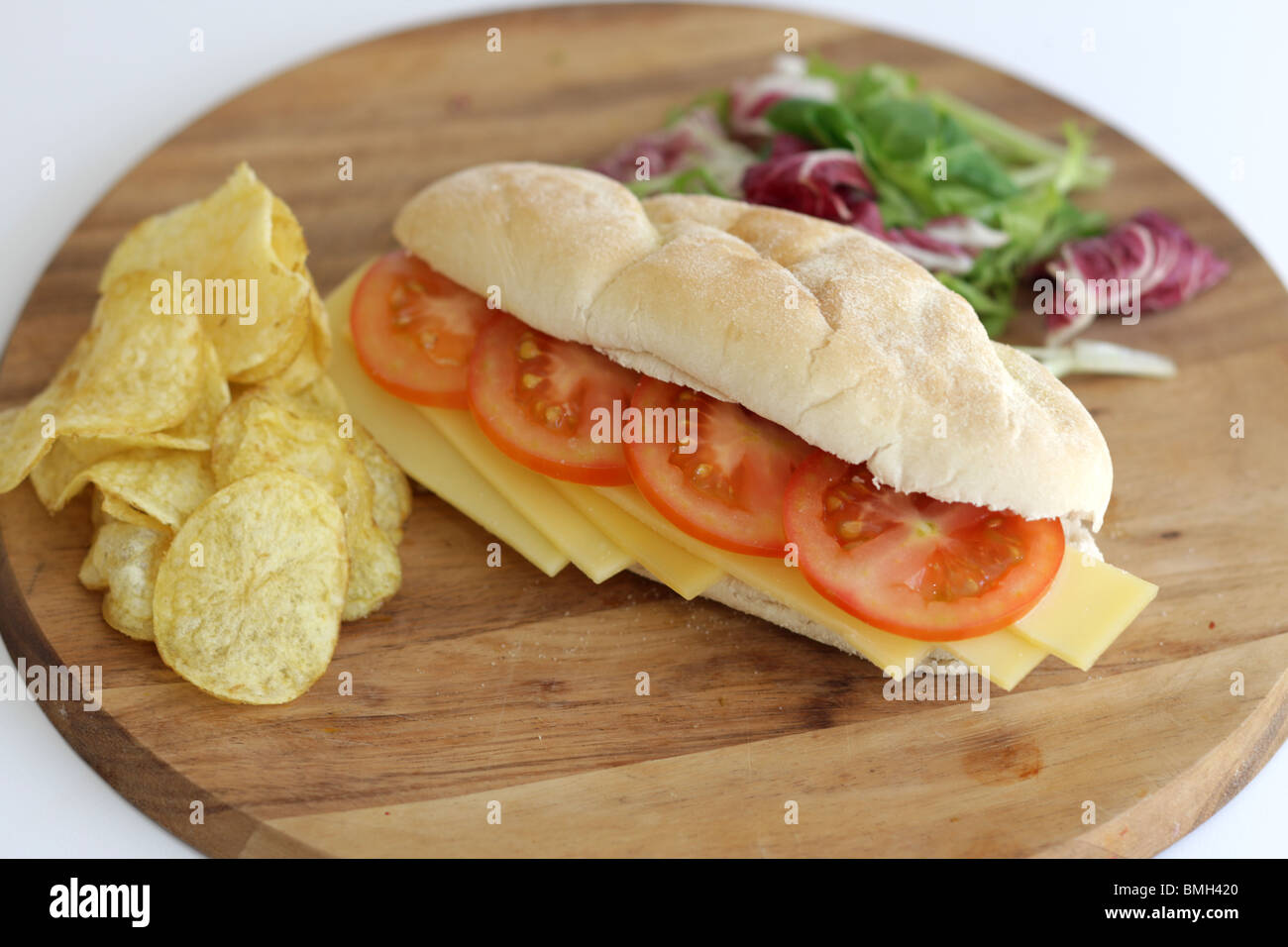 Frische, gesunde Käse und Tomaten weiche, weiße Brötchen Isoliert gegen einen weißen Hintergrund mit keine Menschen und einen Freistellungspfad Stockfoto