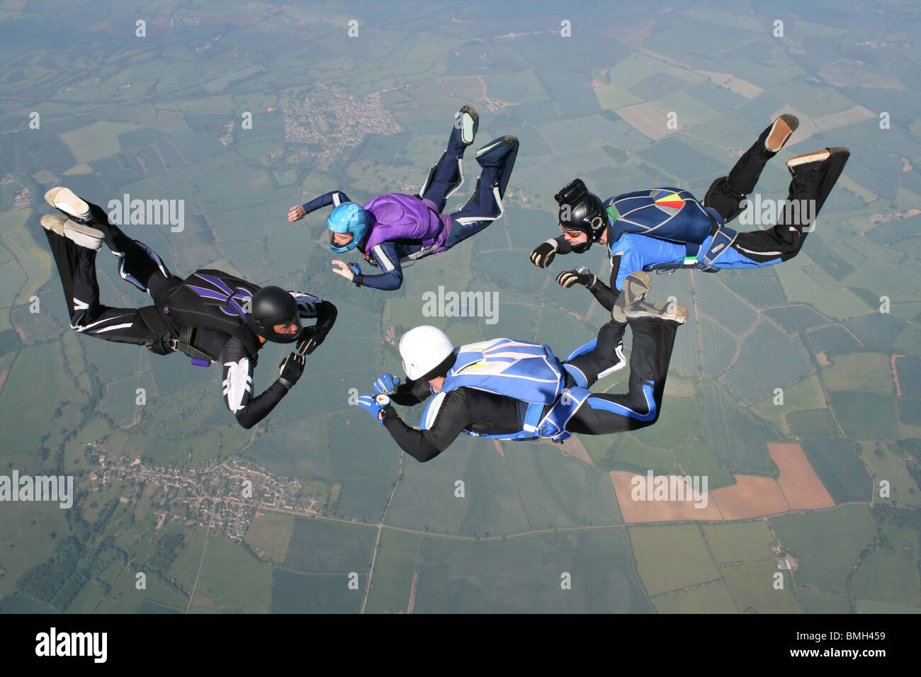 Vier Fallschirmspringer im freien Fall Stockfoto