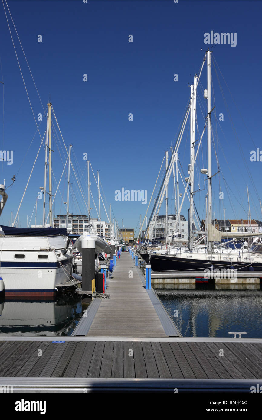 Bild der Liegeplätze und Residenzen in den sicheren Hafen der Sovereign Harbour Marina in East Sussex, England. Stockfoto