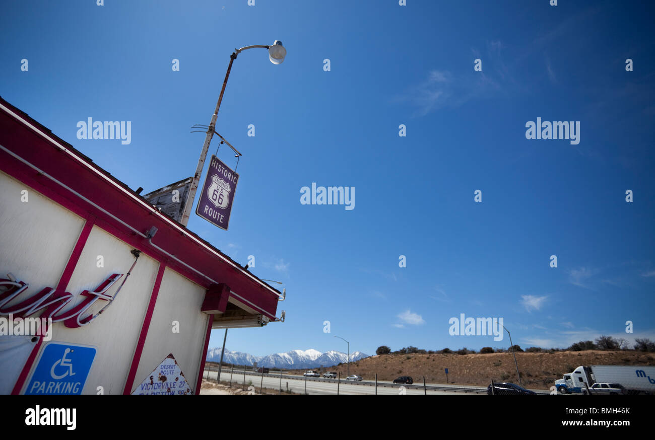 Der Gipfel Inn, historische uns Route 66 Diner am Straßenrand, Southern California, USA. Stockfoto