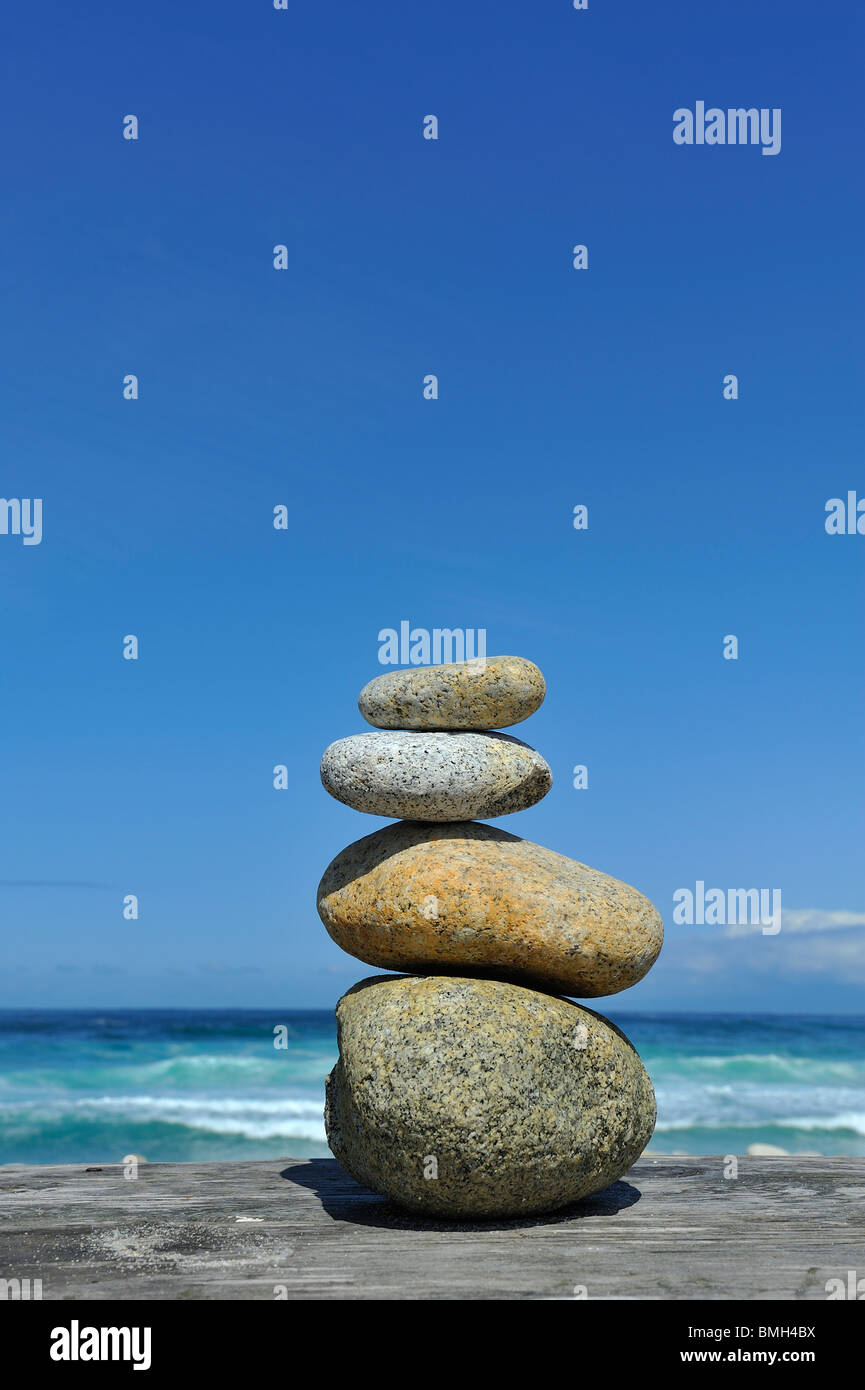 Vier Zen Steinen und 4 Elemente Stein, Holz, Himmel, Wasser gefundene Objekte entlang 17 Mile Drive Pebble Beach Monterey Kalifornien USA Stockfoto