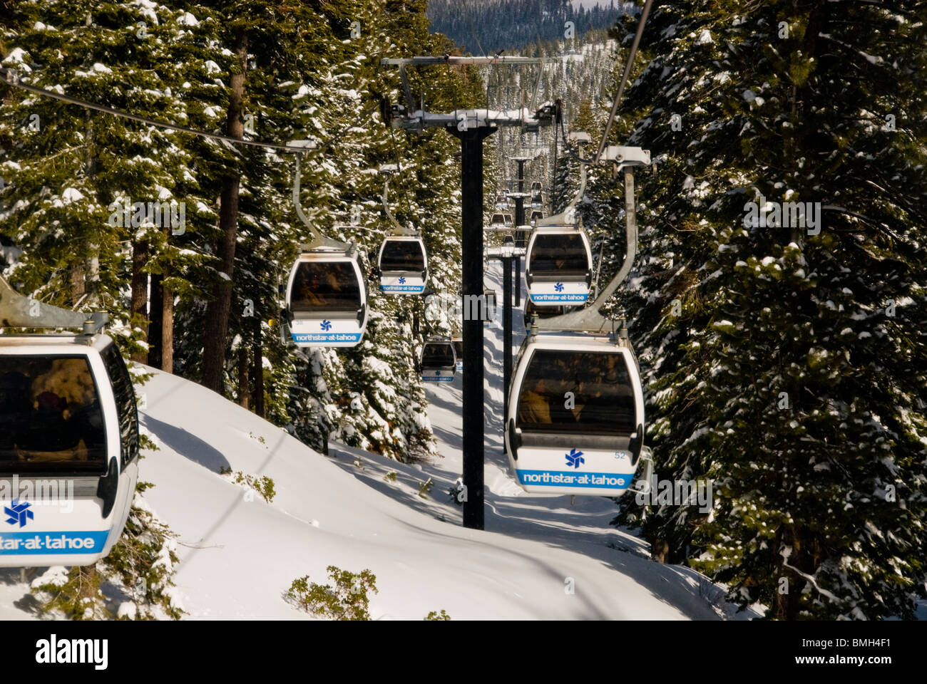 Gondeln Gondel Skilift Evergreens Winterszene Northstar Village Resort North Lake Tahoe Kalifornien USA Schnee Winter eiskalt Stockfoto