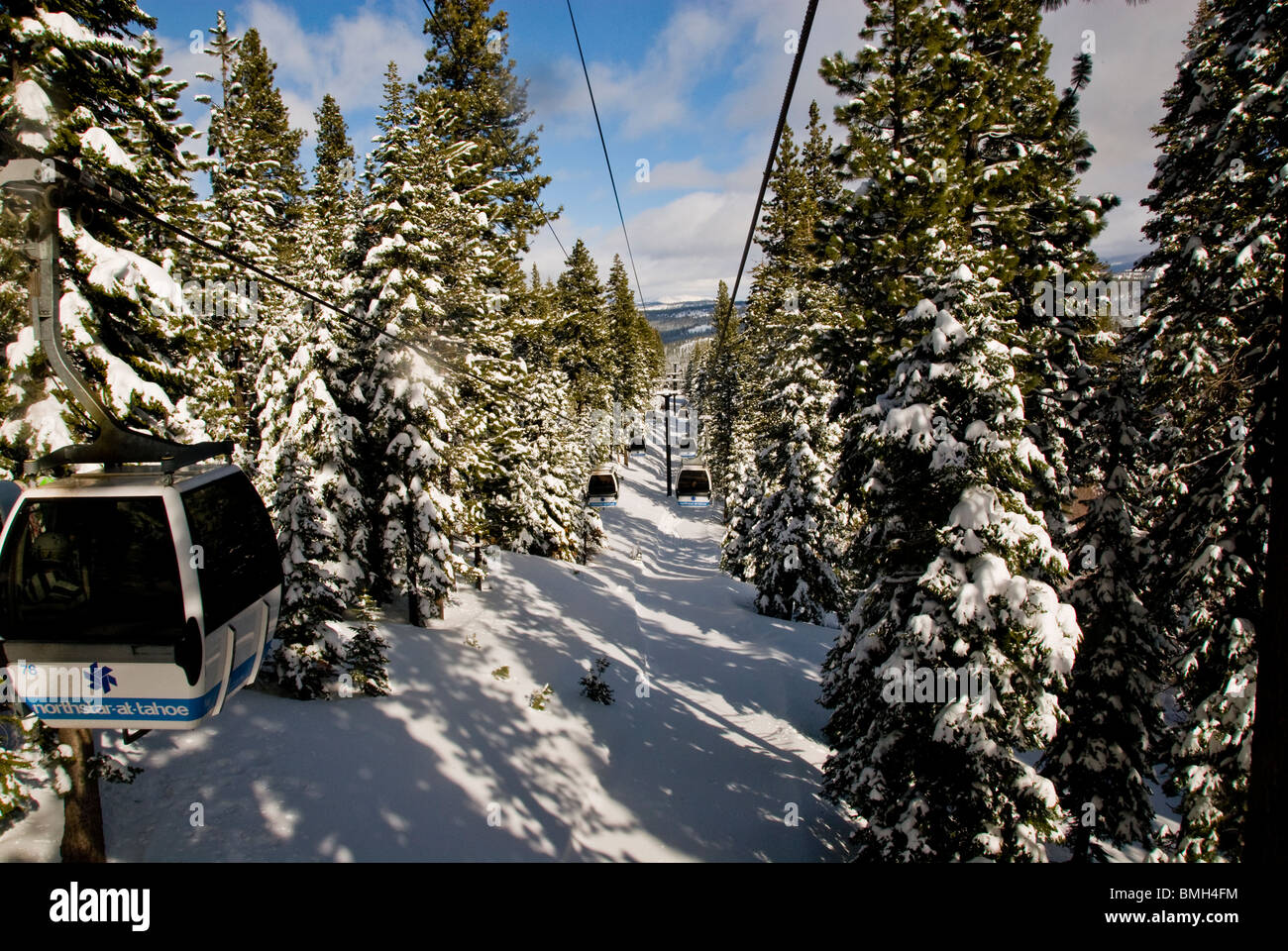 Gondeln Gondel Skilift Evergreens Winterszene Northstar Village Resort North Lake Tahoe Kalifornien USA Schnee Winter eiskalt Stockfoto