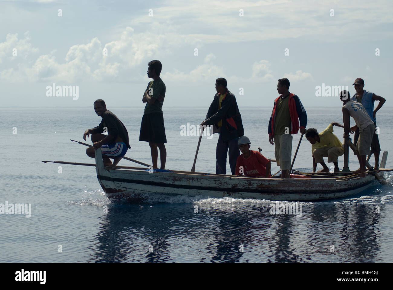 Jäger auf der Suche nach Lederschildkröten, Kai Kecil, Molukken, Indonesien. Stockfoto