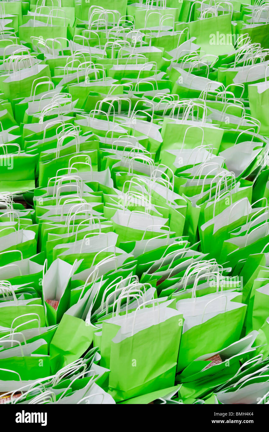 Grüne Papier Tragetaschen gefüllt mit Lunchpakete Schule Lunchpakete. Stockfoto