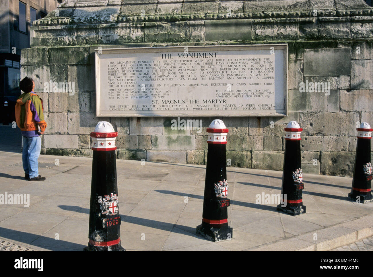 touristische und Gedenktafel am Fuße des Denkmals und Poller - London - England Stockfoto
