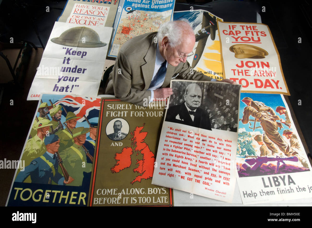 Roy Butler-Experte für der BBCs "Antiques Roadshow" Militaria inspiziert 1. Weltkrieg und 2. Weltkrieg Plakate. Stockfoto