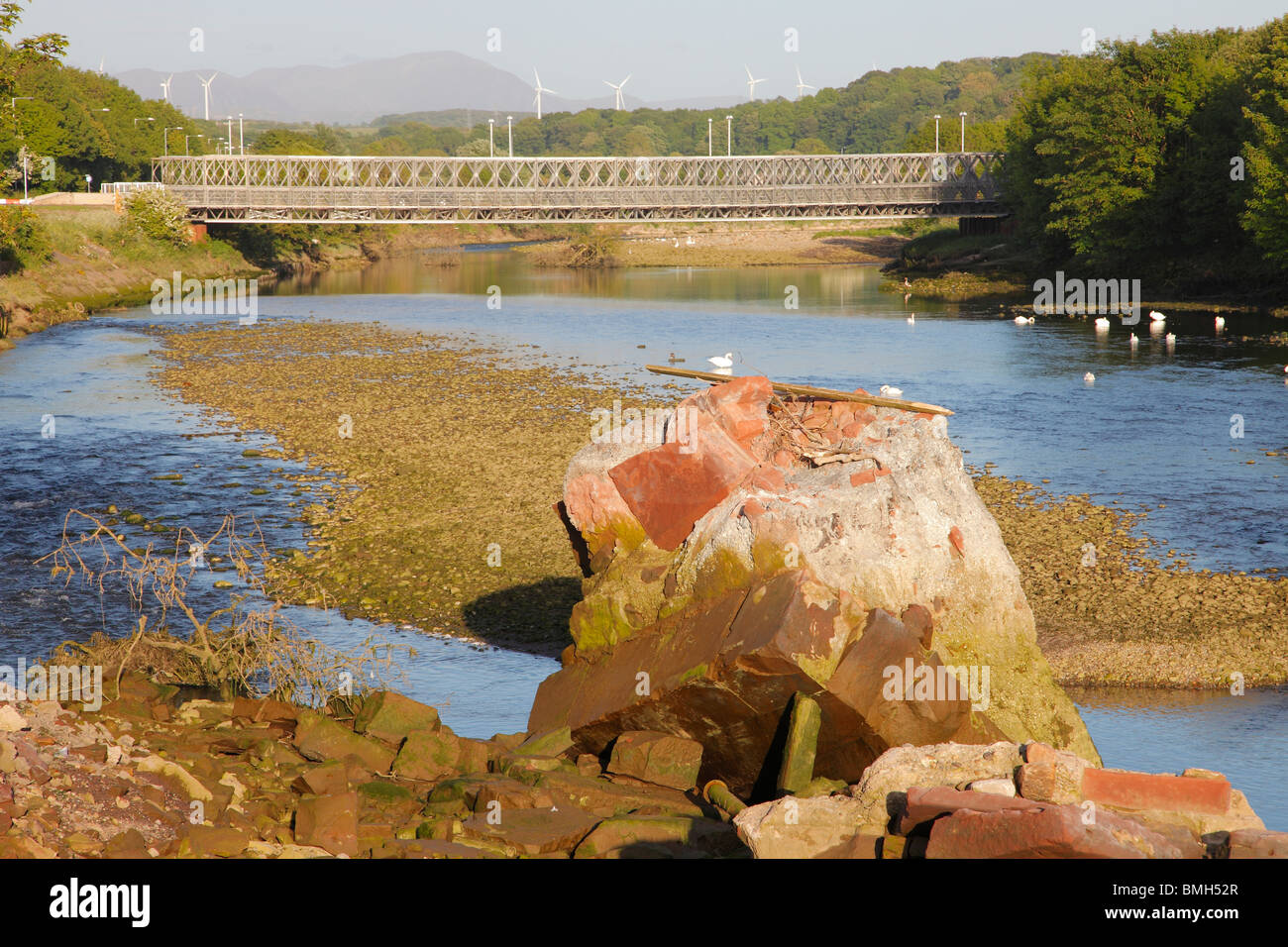 Workington temporäre Straßenbrücke über den Fluss Derwent. Trümmer der Northside Brücke die zusammengebrochen wegen Überschwemmungen vor Stockfoto