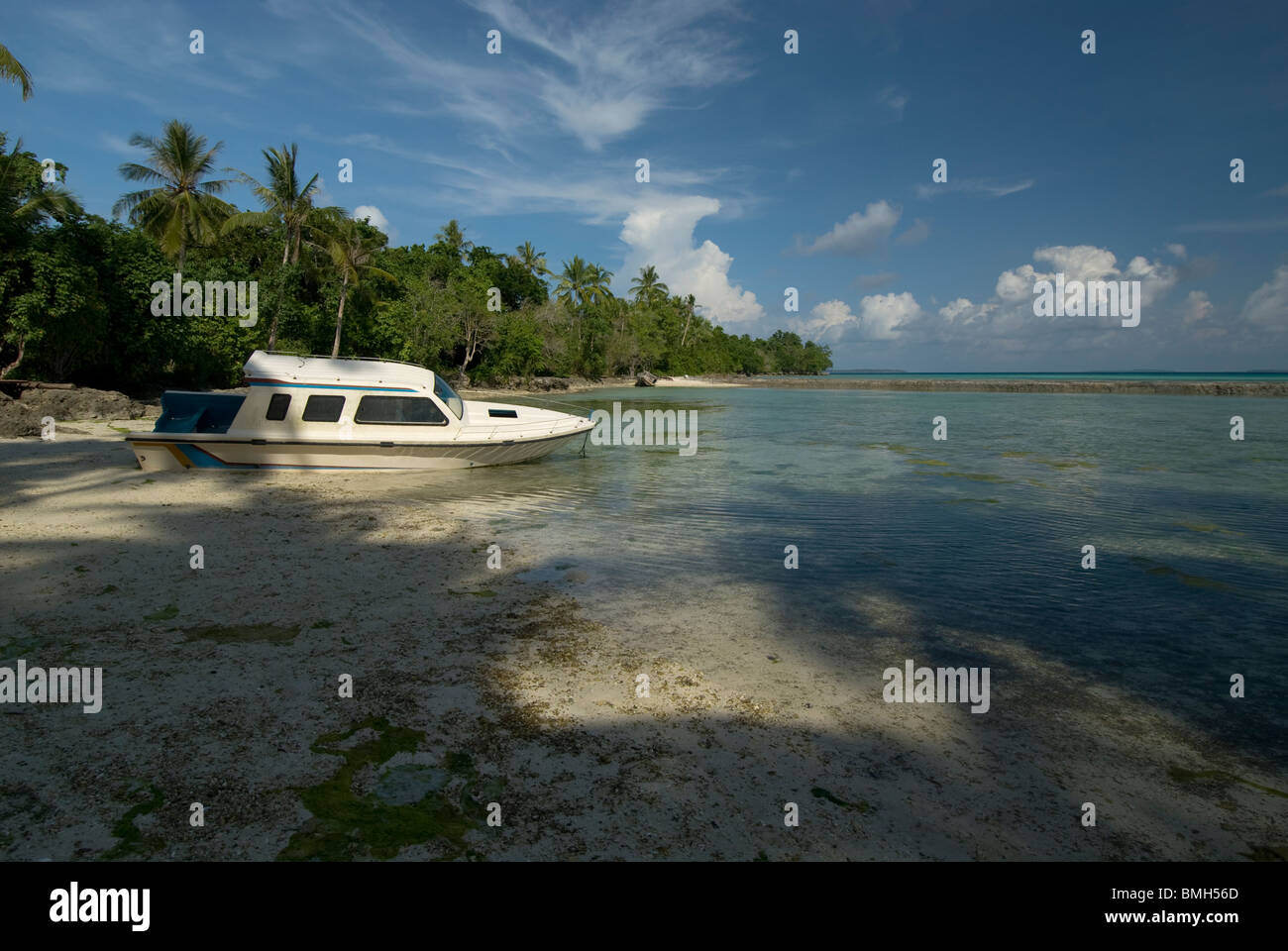 Mit dem Schnellboot am Strand von Kai Kecil, Molukken, Indonesien Stockfoto