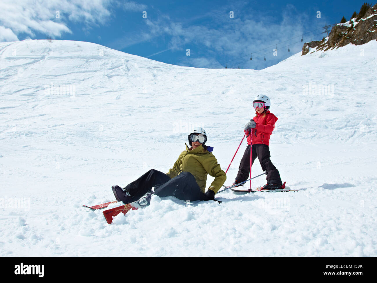 Mutter und Tochter spielen im Schnee Stockfoto