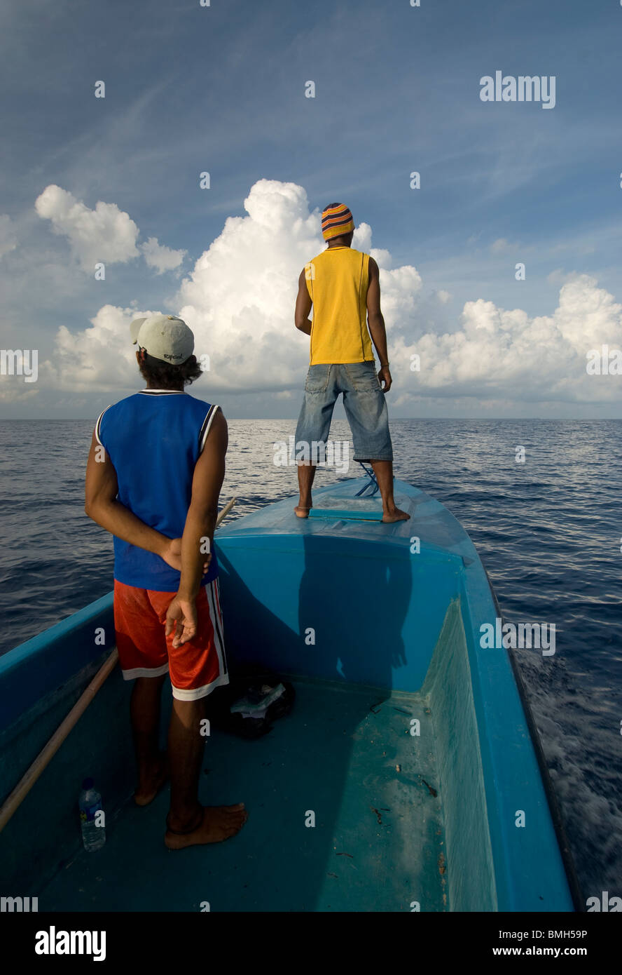 Männer, die gerade für Schildkröten, Kai Kecil, Molukken, Indonesien Stockfoto