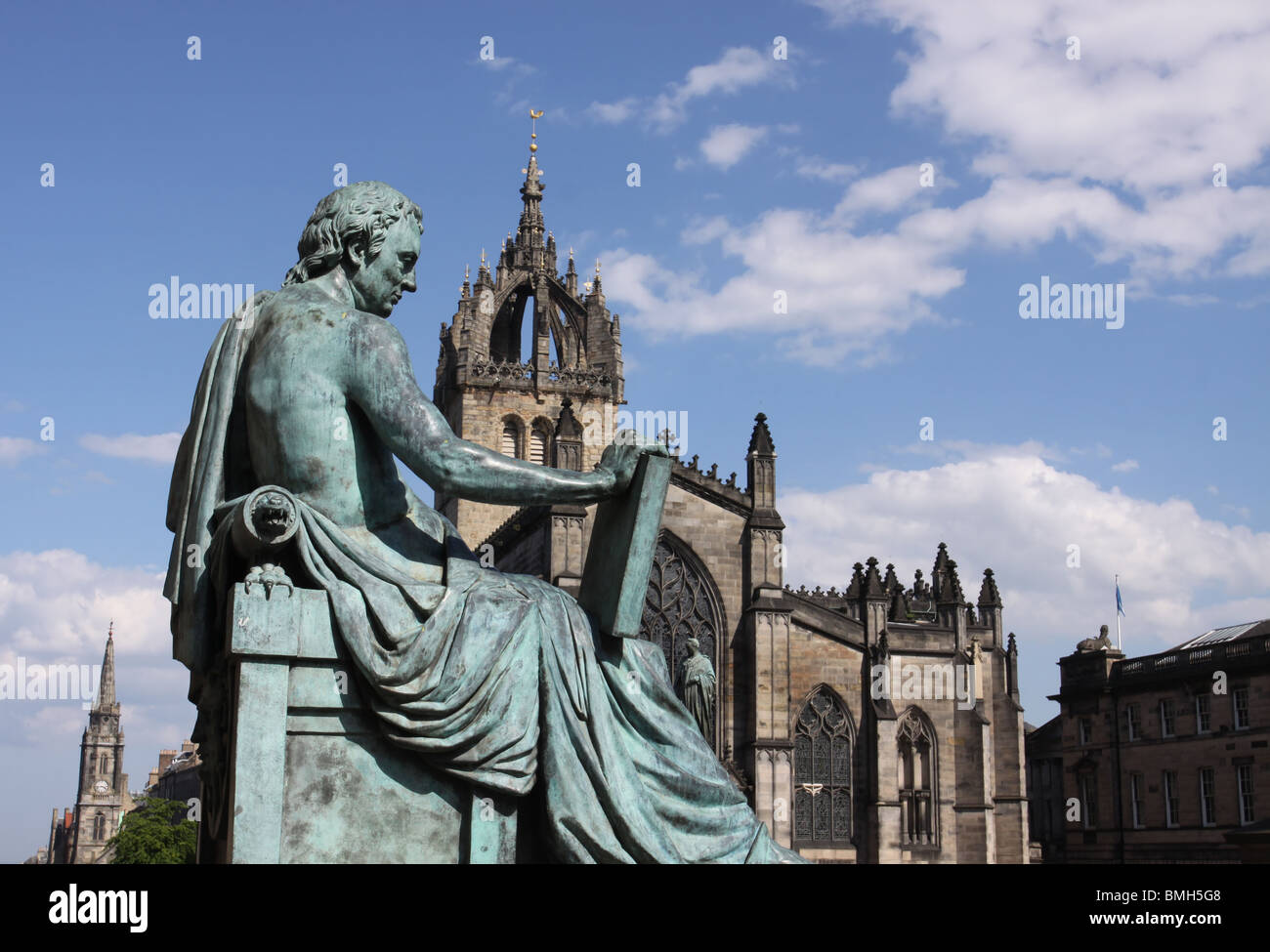 Statue des Philosophen David Hume in Royal Mile mit St Giles Kathedrale Edinburgh Schottland Juni 2010 Stockfoto