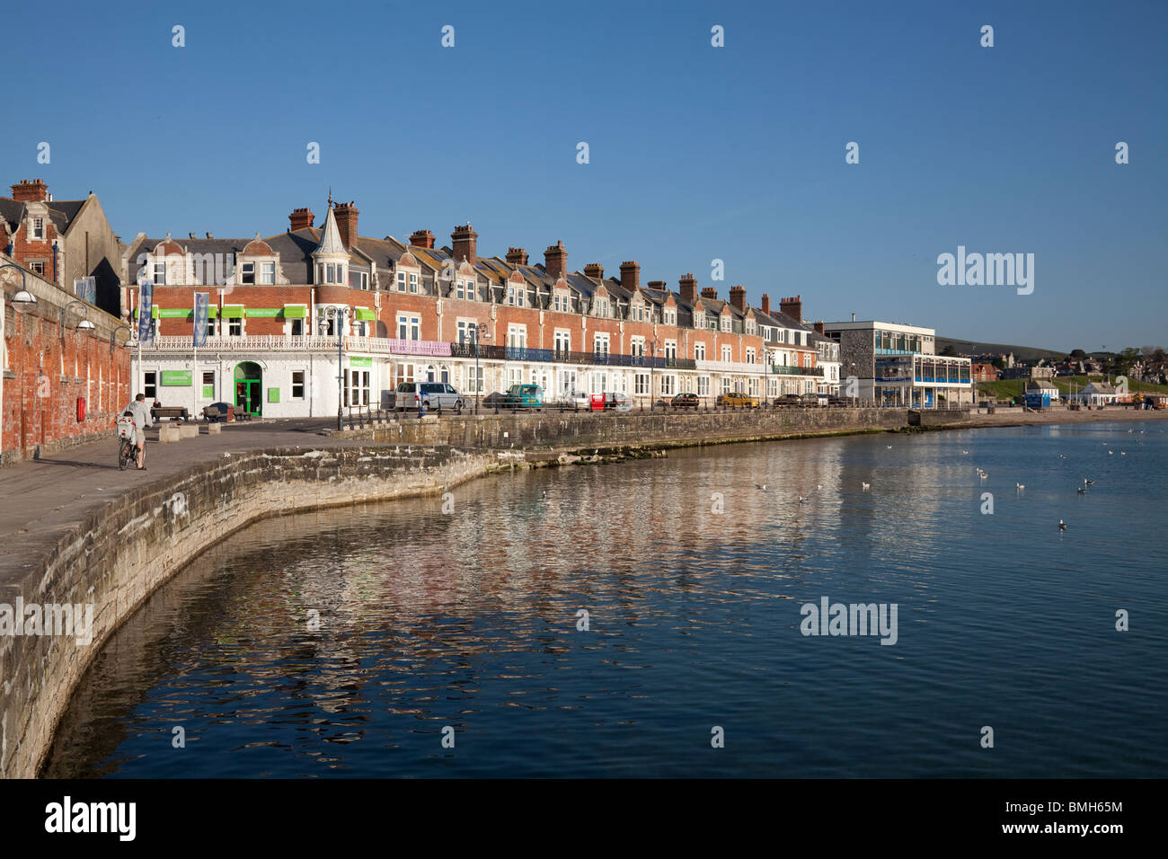 Promenade und Deich in Swanage in der frühen Morgensonne Stockfoto