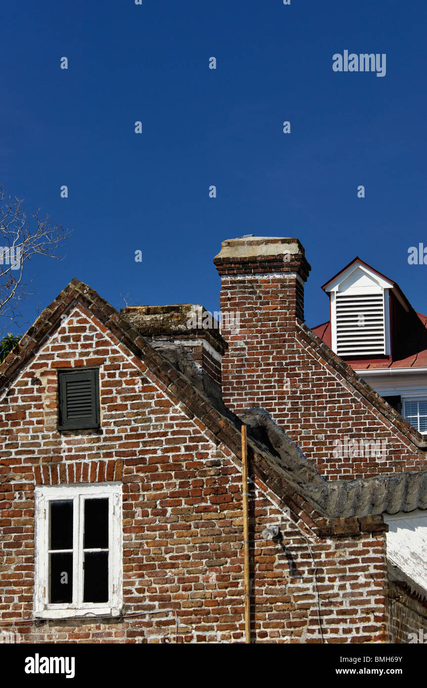 Giebel und Schornstein aus alten Backstein-Haus in Charleston, South Carolina Stockfoto
