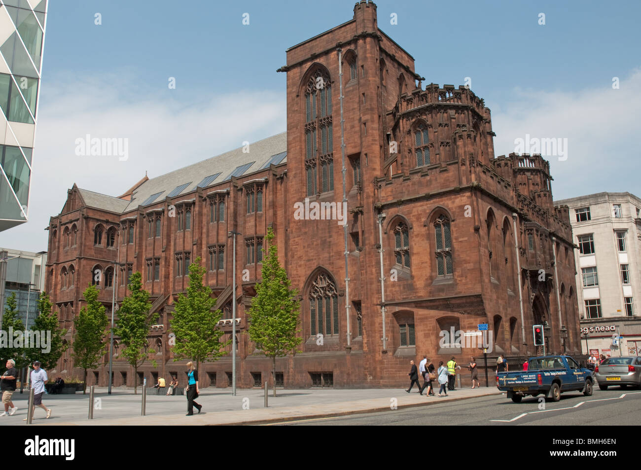 Der John Rylands Library, Deansgate, Manchester, UK. Viktorianischen gotischen Architekten Basil Champneys, im Jahre 1900 eröffnet. Stockfoto