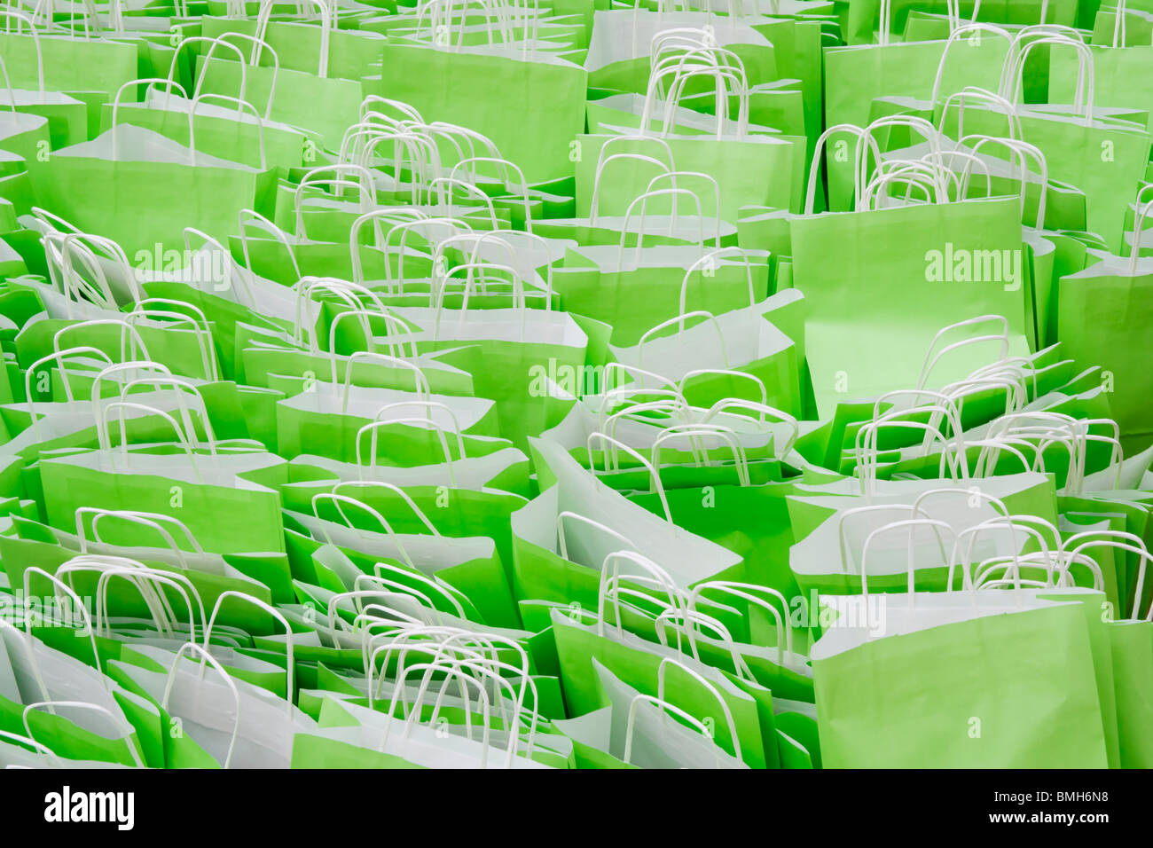 Grüne Papier Tragetaschen gefüllt mit Lunchpakete Schule Lunchpakete. Stockfoto