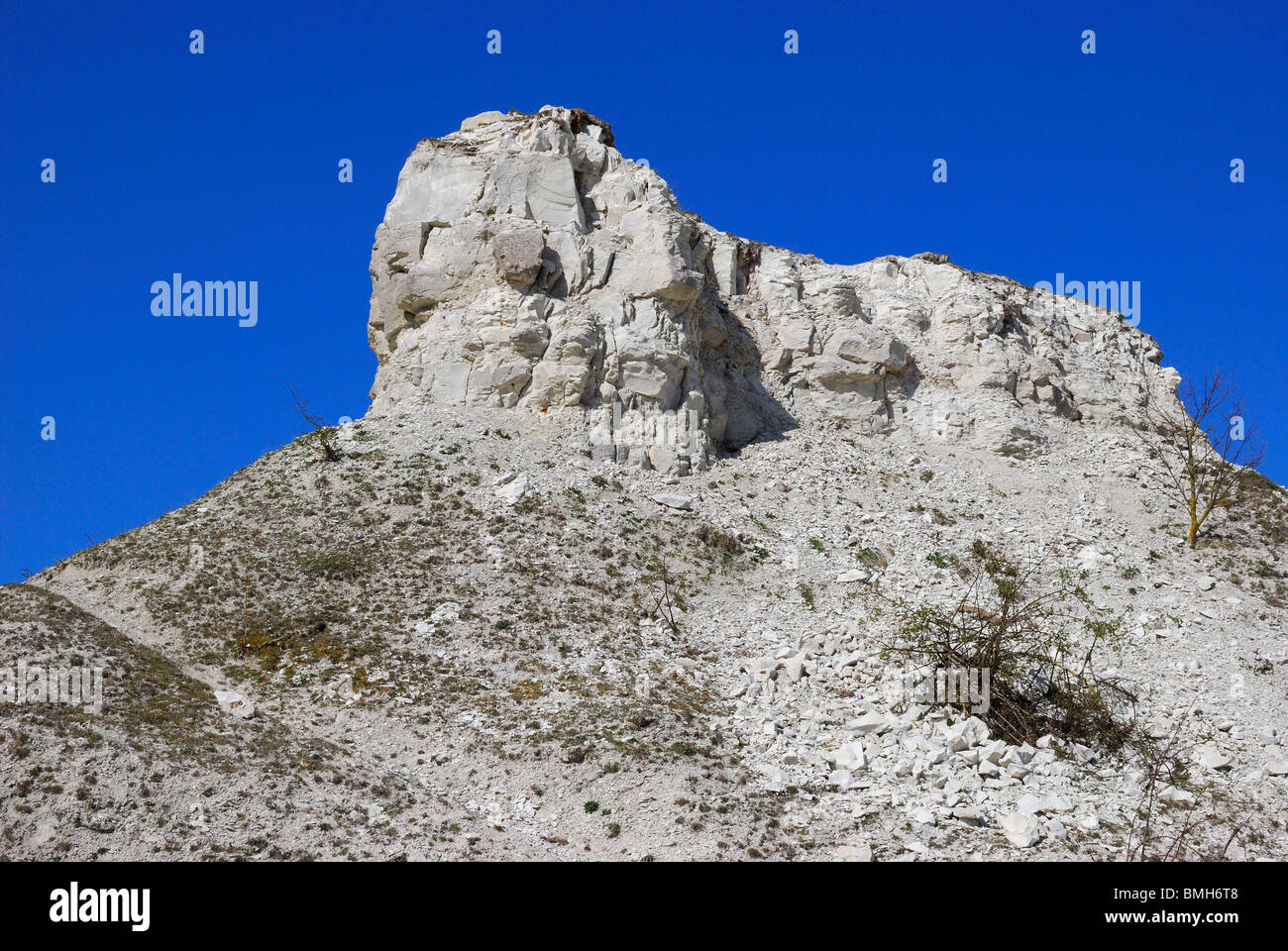 Kalkstein-Klippen des Steinbruchs Stockfoto