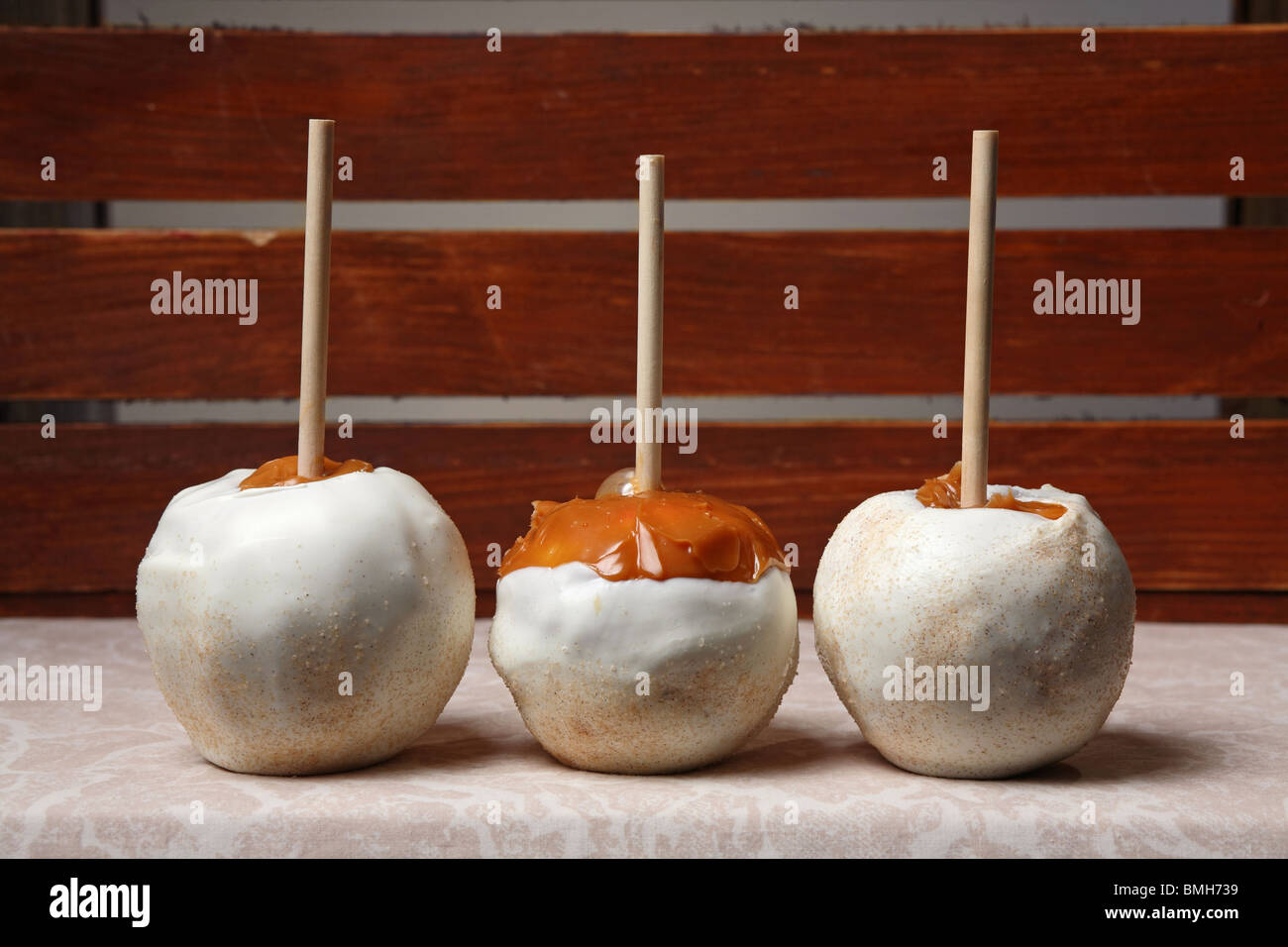 Drei frische Ferien carmel kandierte Äpfel sitzen auf einem Tisch Stockfoto