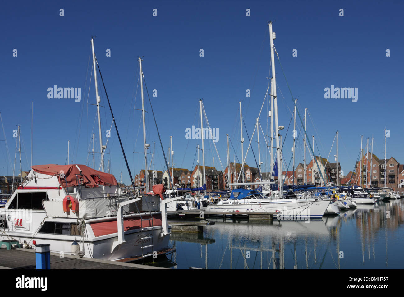 Bild der Liegeplätze und Residenzen in den sicheren Hafen der Sovereign Harbour Marina in East Sussex, England. Stockfoto