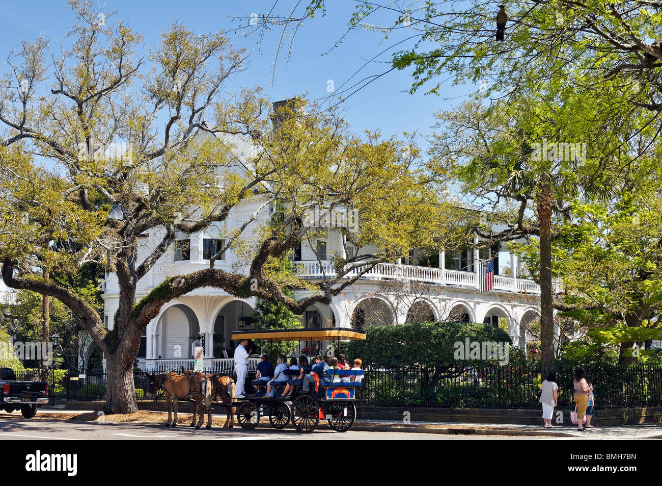 Touristen in Pferd gezogenen Wagen anzeigen das historische zwei Meeting Street Inn in Charleston, South Carolina Stockfoto