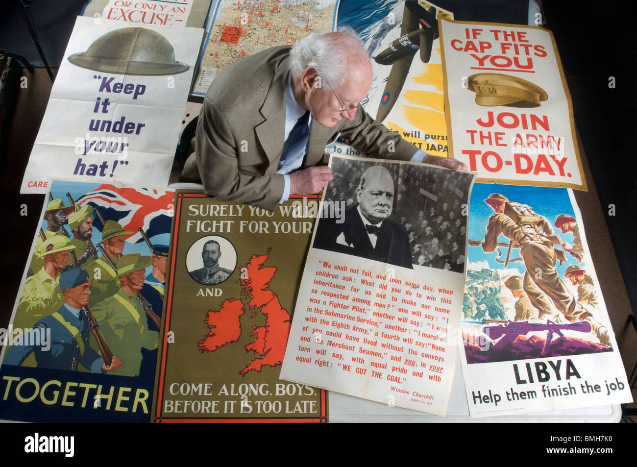 Roy Butler-Experte für der BBCs "Antiques Roadshow" Militaria inspiziert 1. Weltkrieg und 2. Weltkrieg Plakate. Stockfoto