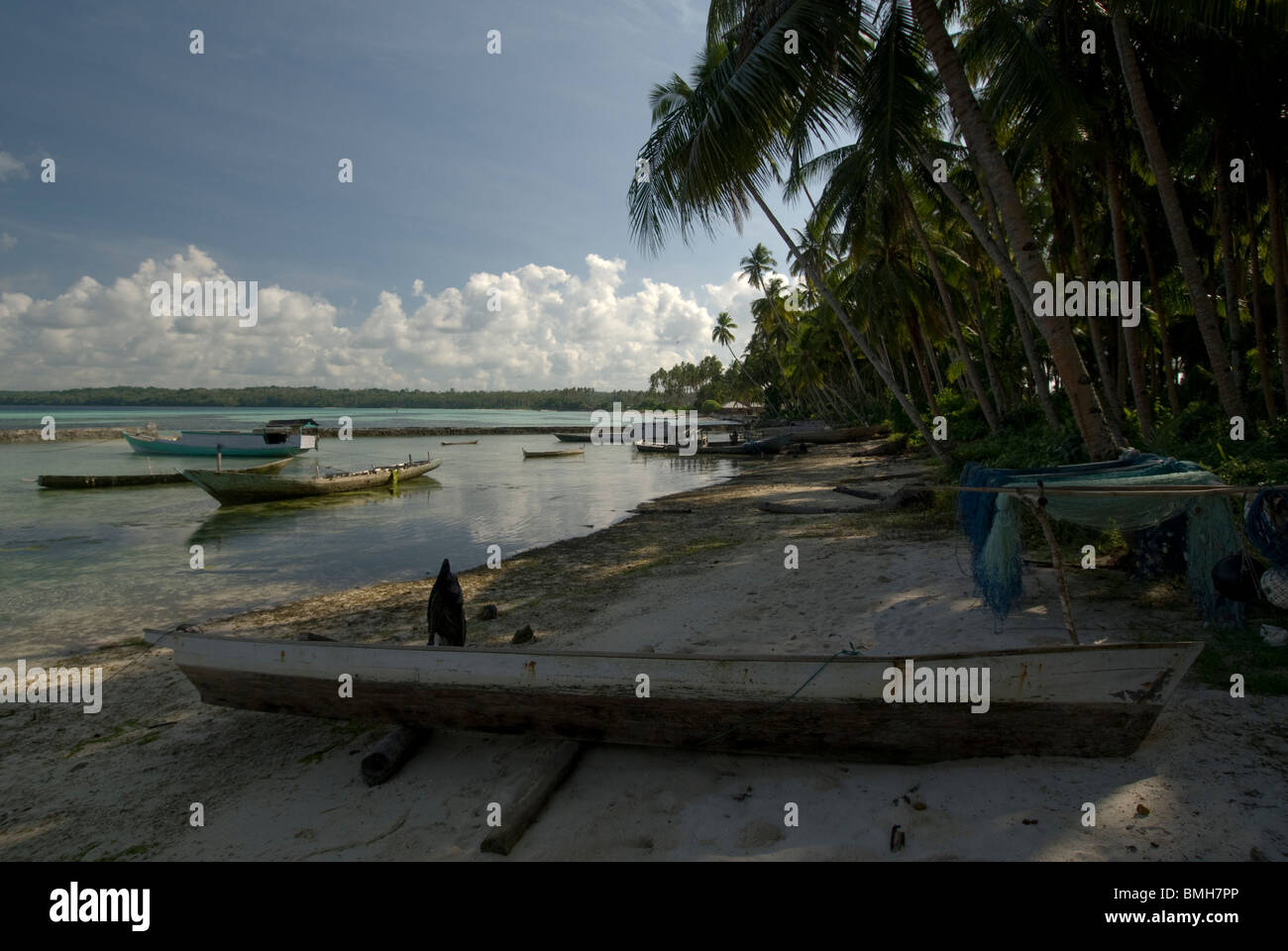 Boote am Strand von Kai Kecil, Molukken, Indonesien Stockfoto