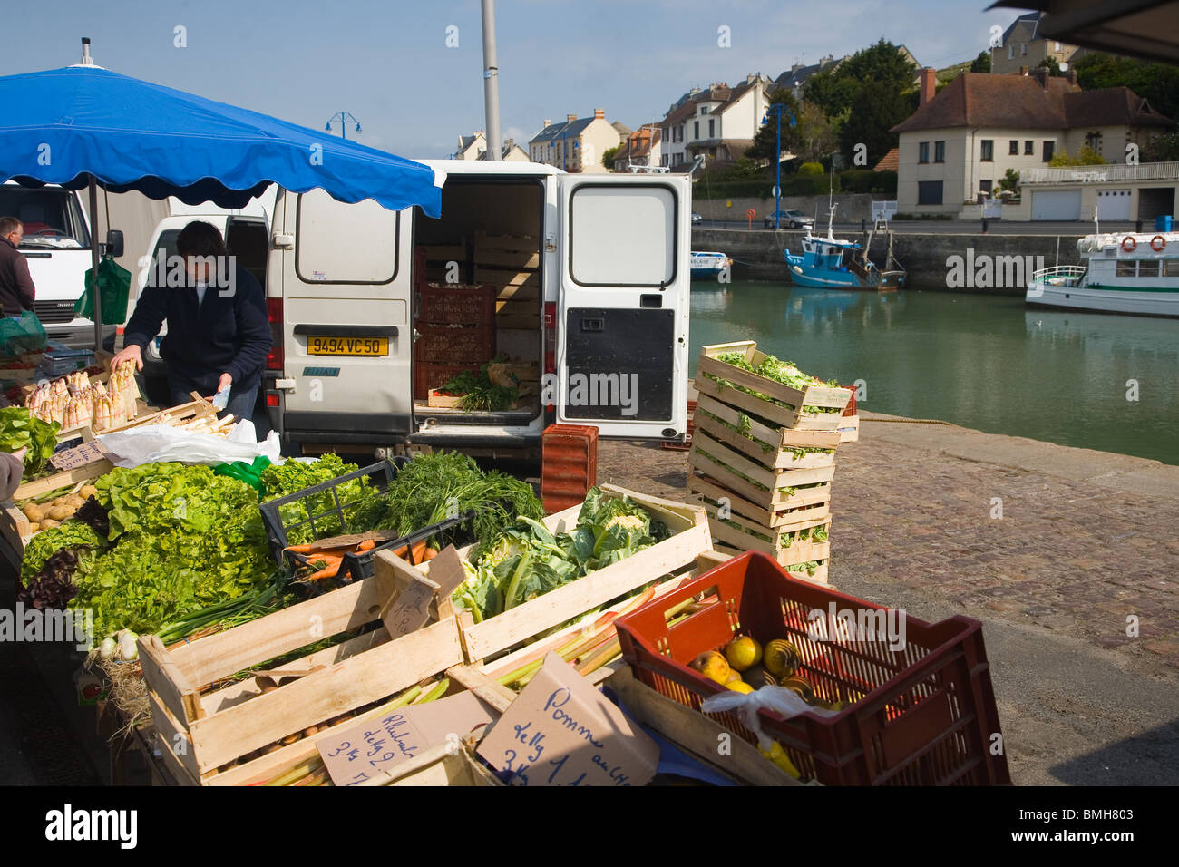 Port-En-Bessin-Markt und Hafen Stockfoto