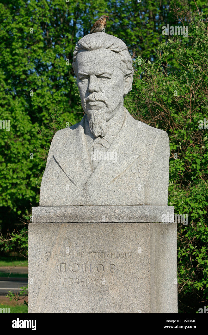 Statue des russischen Physikers Alexander Popov an der Lomonossow-Universität Moskau in Moskau, Russland Stockfoto