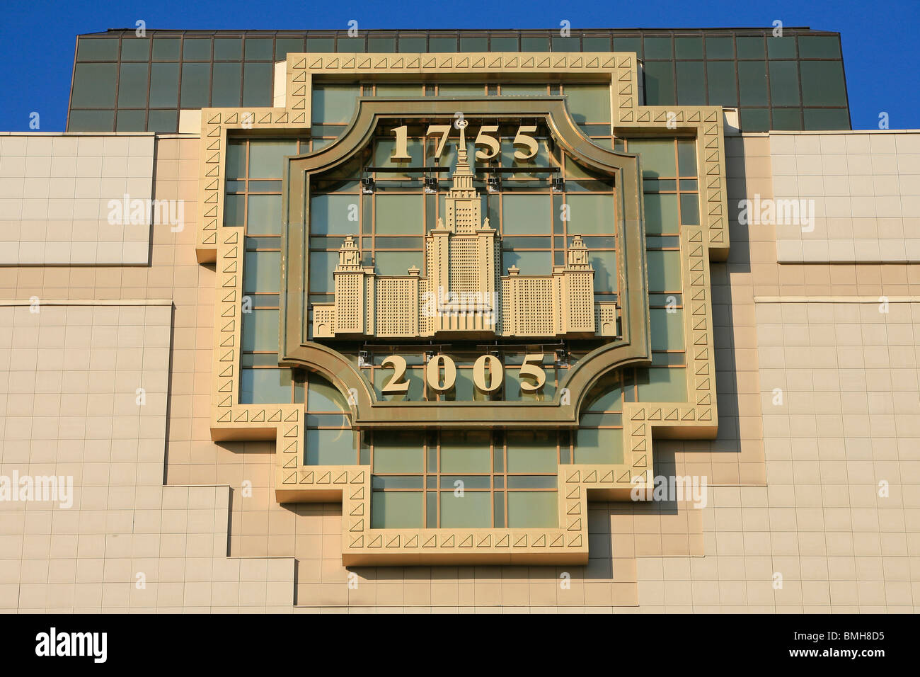 Das Wappen der Lomonossow-Universität Moskau auf der Fassade der Bibliothek Stockfoto