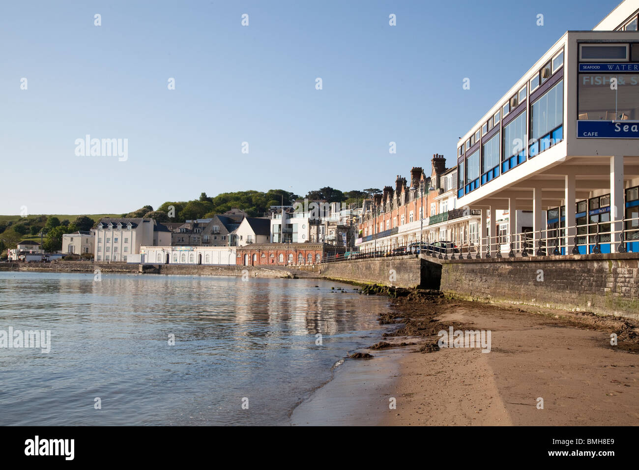 Leere Promenade und Restaurant mit Blick auf das Meer bei Swanage Stockfoto