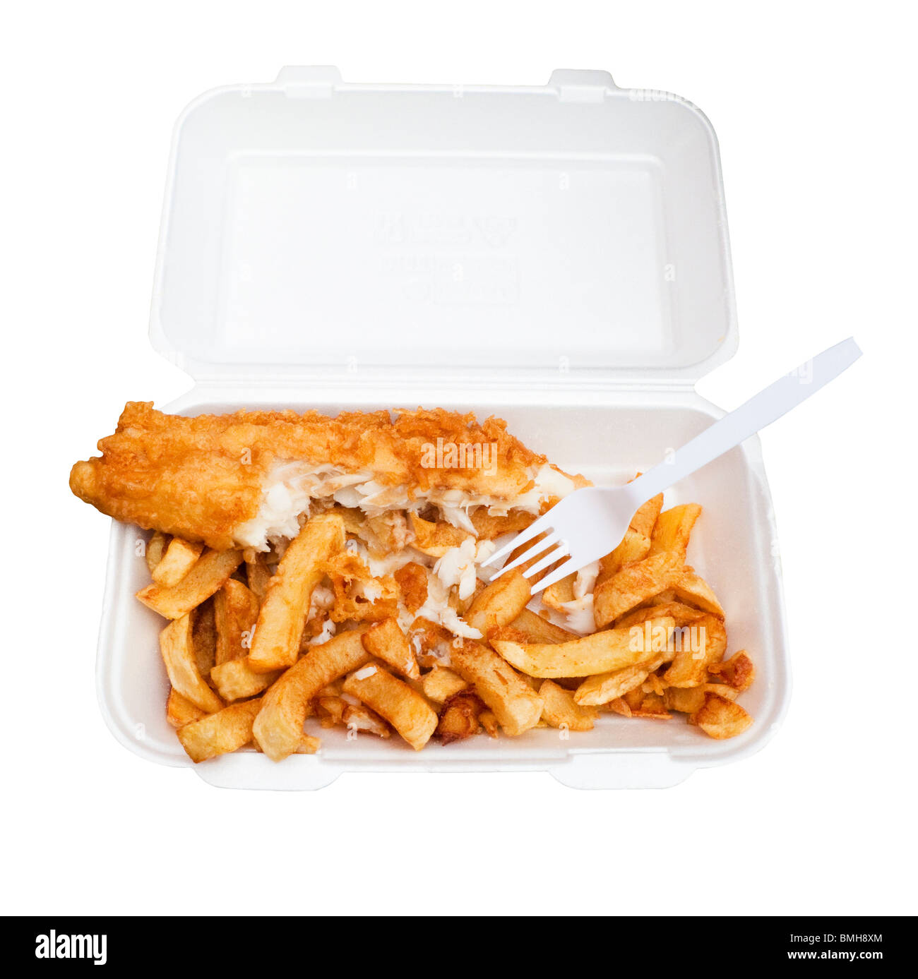 Fish &amp; Chips in einem Plastikbehälter zum Mitnehmen halb gegessen - auf weißem Hintergrund Stockfoto