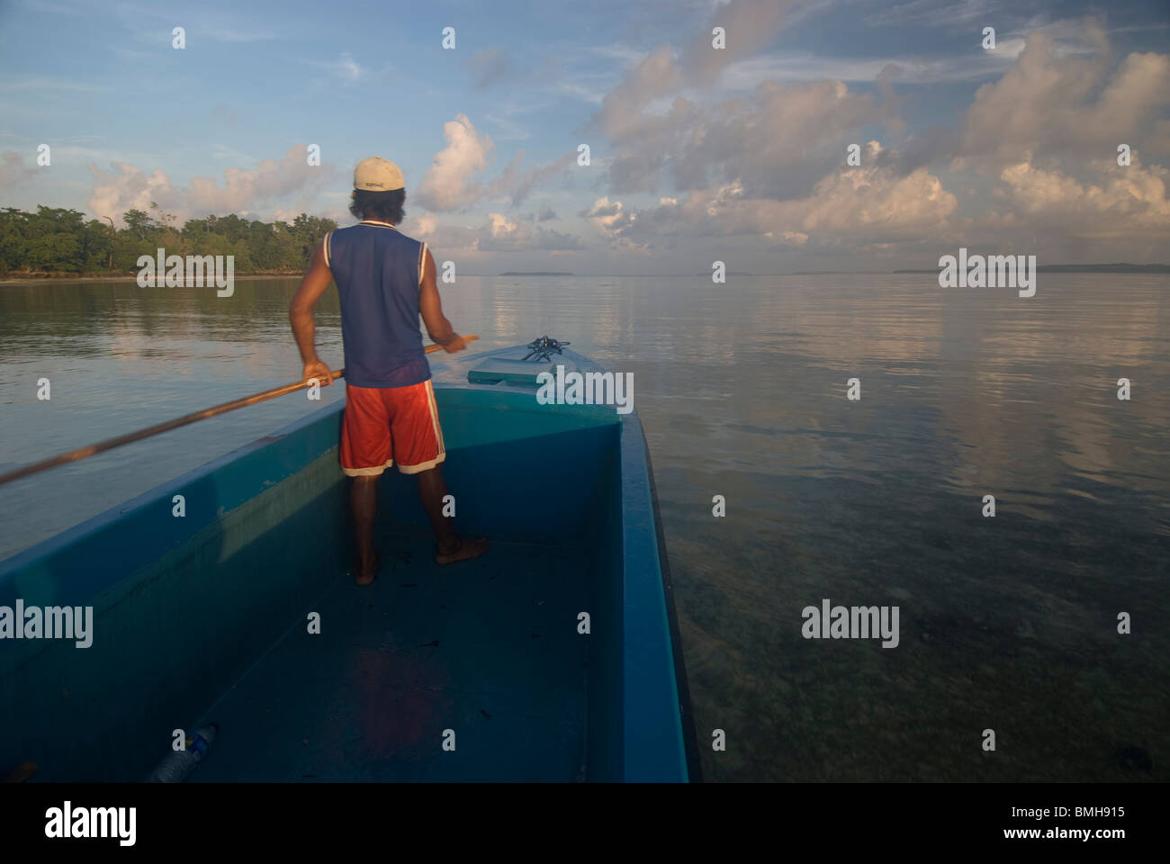 Mann auf der Suche nach Schildkröten aus Kai Kecil, Molukken, Indonesien Stockfoto