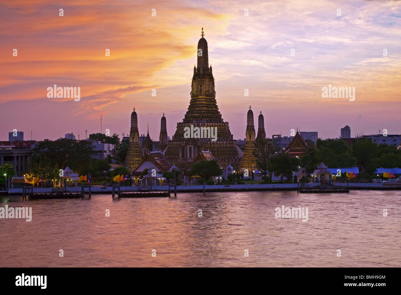 Südost-Asien, Thailand, Bangkok, Wat Arun Tempel Of The Dawn & Chao Phraya River bei Sonnenuntergang beleuchtet Stockfoto