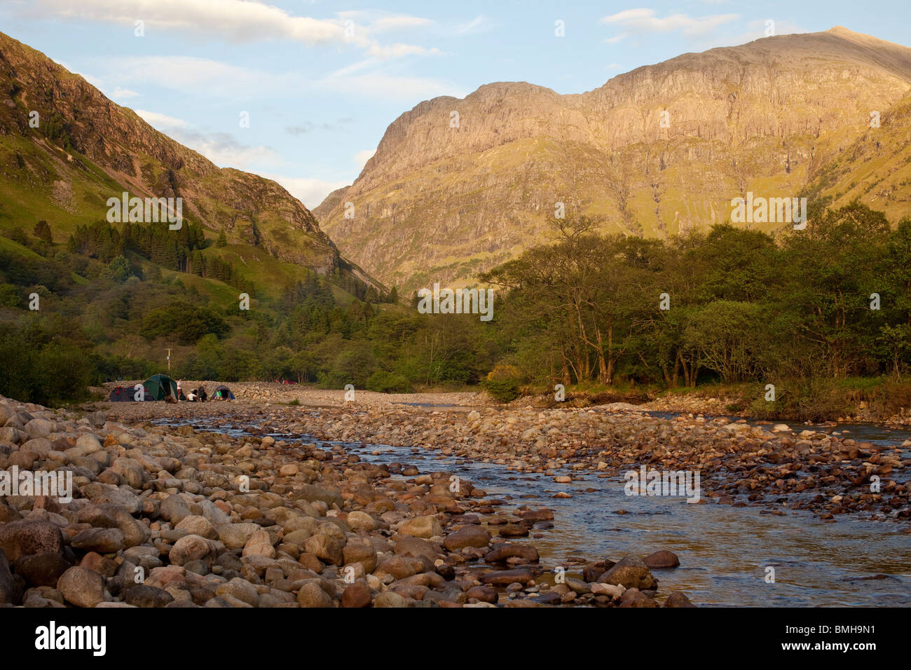 Blick Richtung Glencoe vom Fluss auf dem Eichhörnchen-Campingplatz Stockfoto