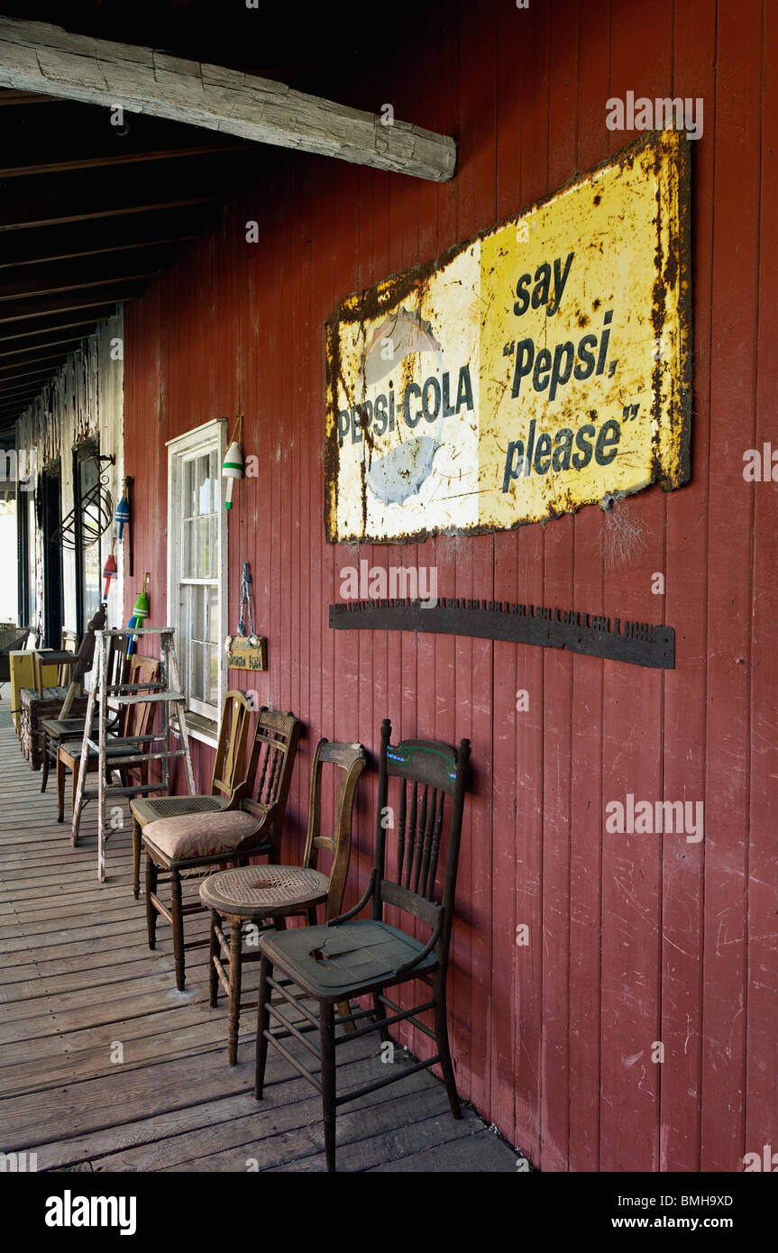 Veranda auf der Diebe Markt Antiquitätenladen in Mount Pleasant, South Carolina Stockfoto