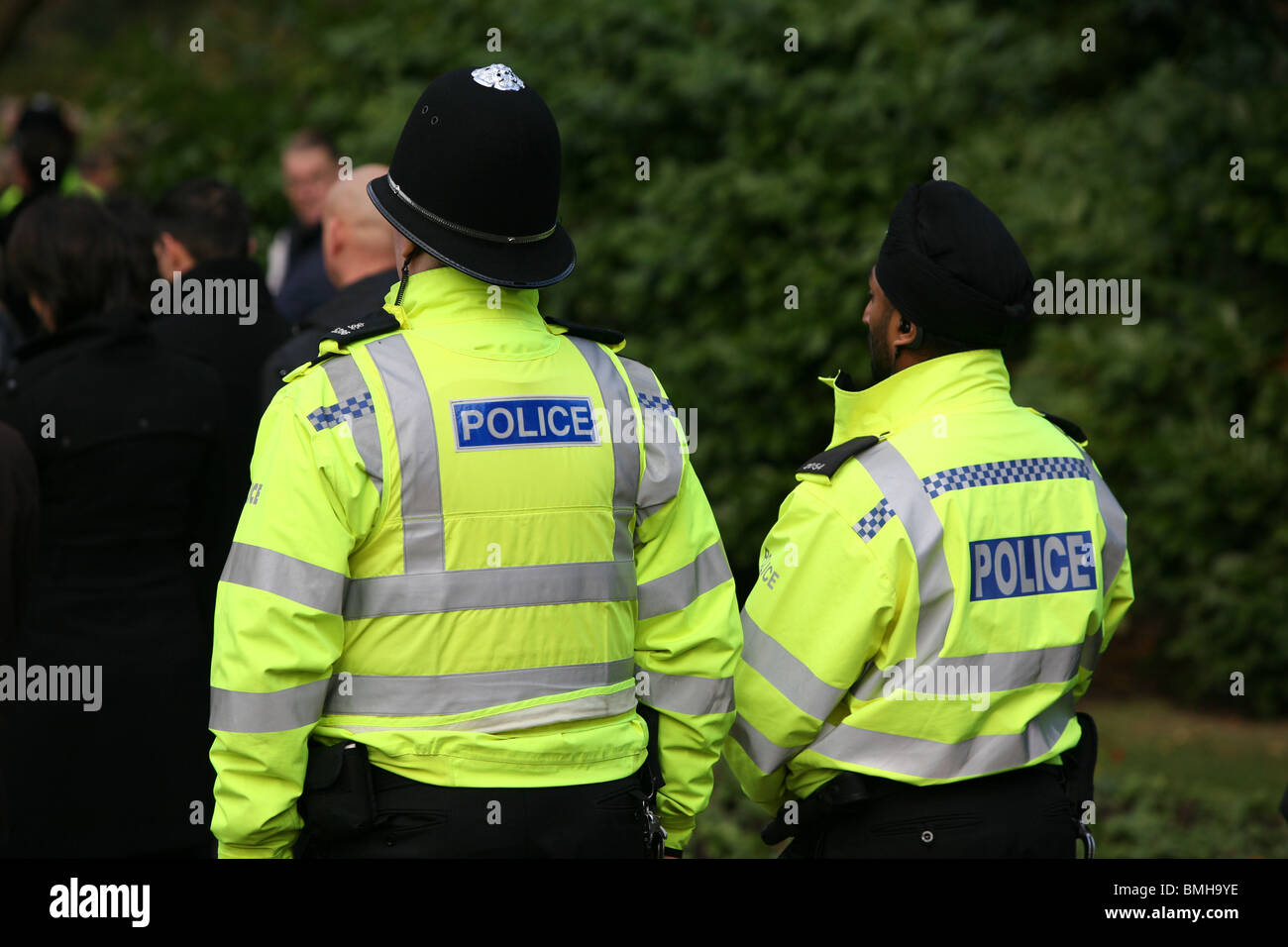 zwei männliche Leicestershire Polizisten auf Streife Stockfoto