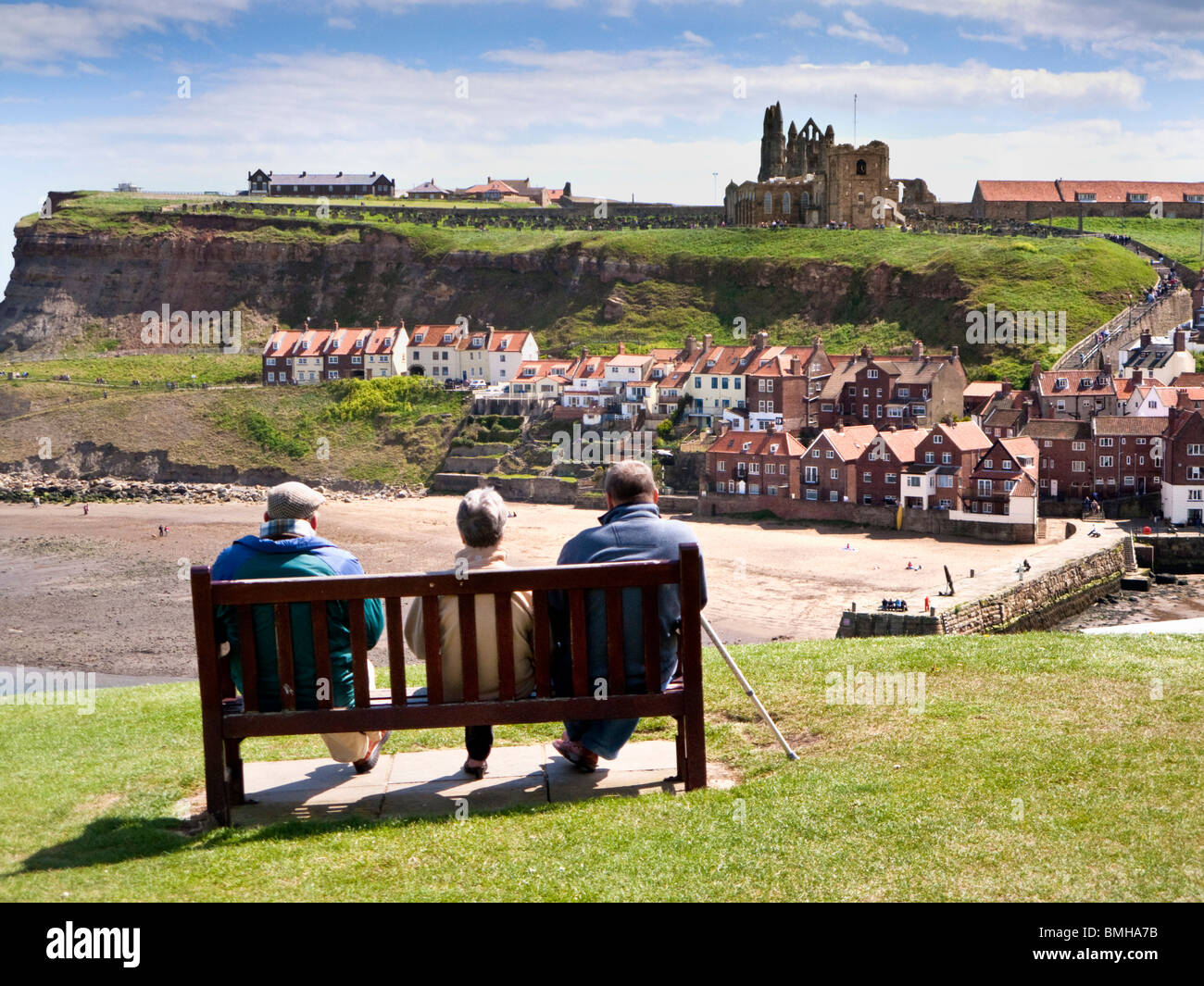 Touristen in Whitby - Senioren, mit Blick auf die Abtei und Hafen bei Whitby, North Yorkshire, England UK Stockfoto
