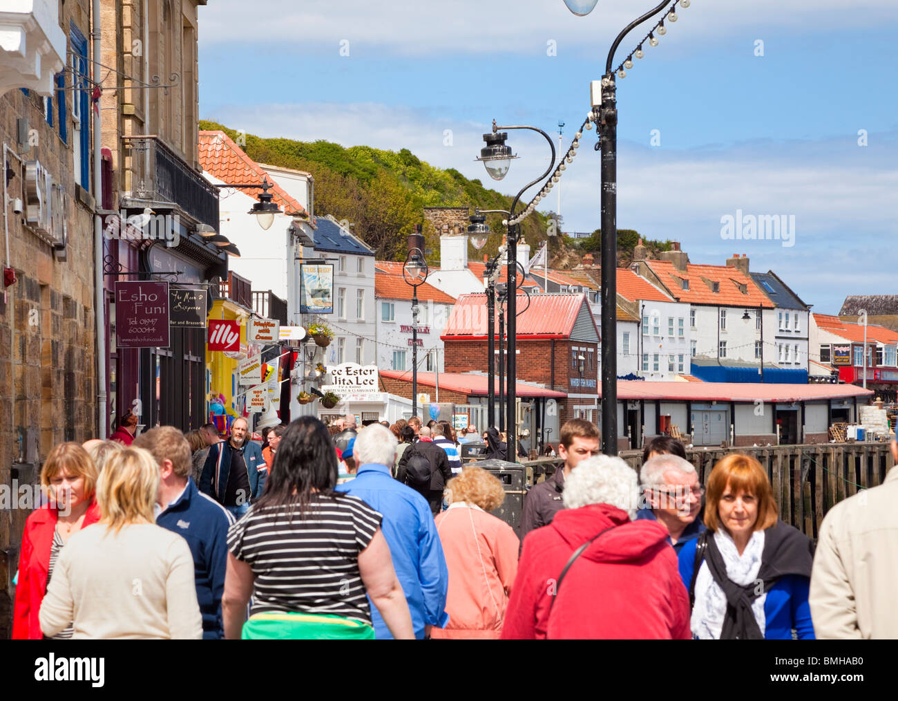 Touristen Masse von Menschen zu Fuß am Hafen whitby, North Yorkshire England Großbritannien Stockfoto