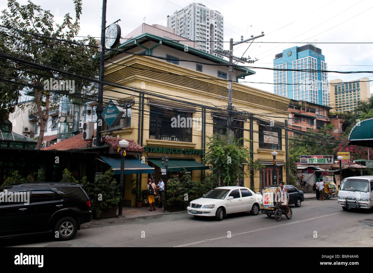 Philippinen, Manila, Malate Pensionne berühmten Backpacker Hotel in Malate Bezirk von Manila, jetzt mit einem Starbucks an front Stockfoto