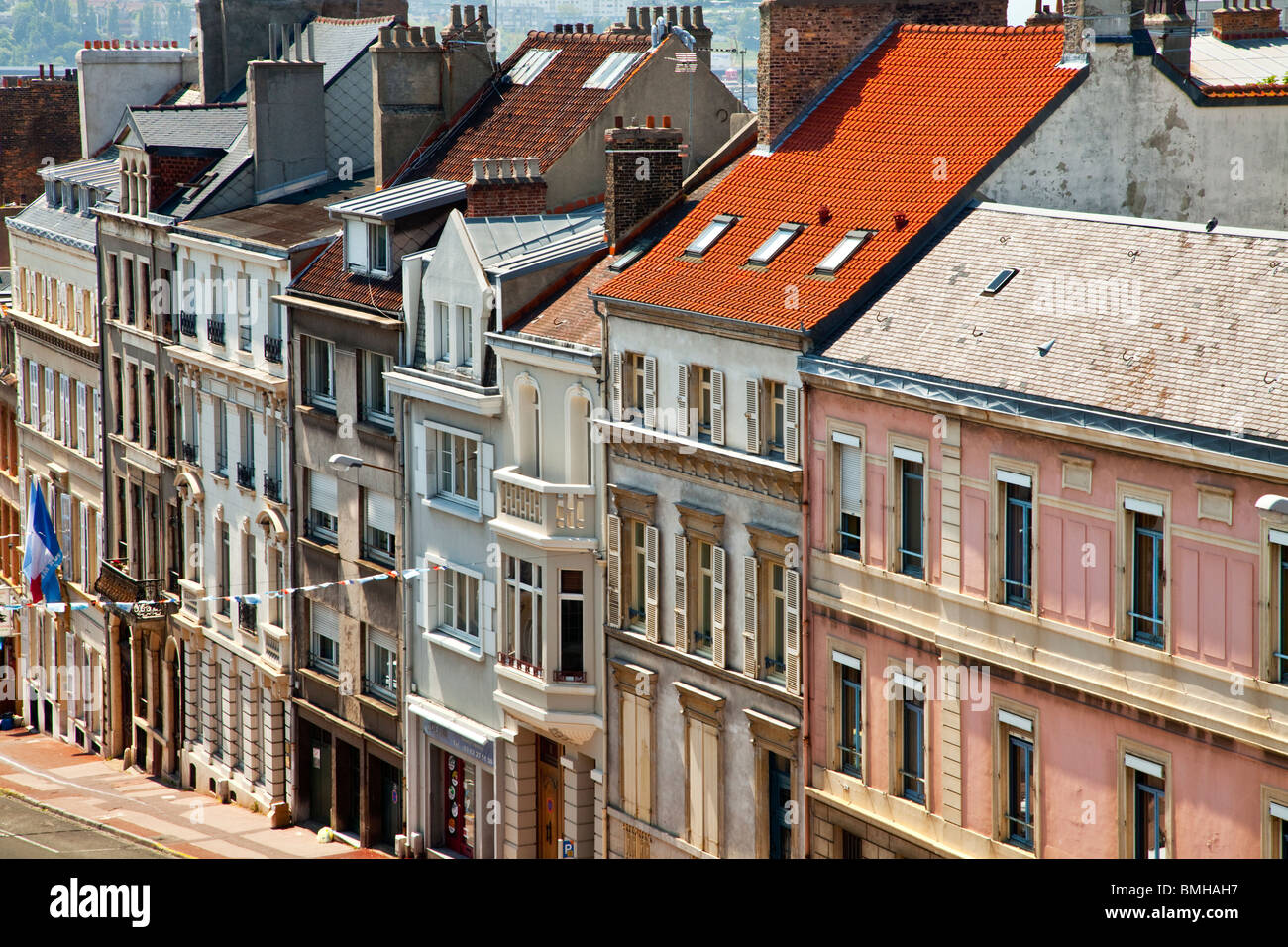 Erhöhten Blick auf die elegante Fassade der Häuser und Geschäfte entlang der Grande Rue in französischen Küsten Stadt von Boulogne, Frankreich Stockfoto