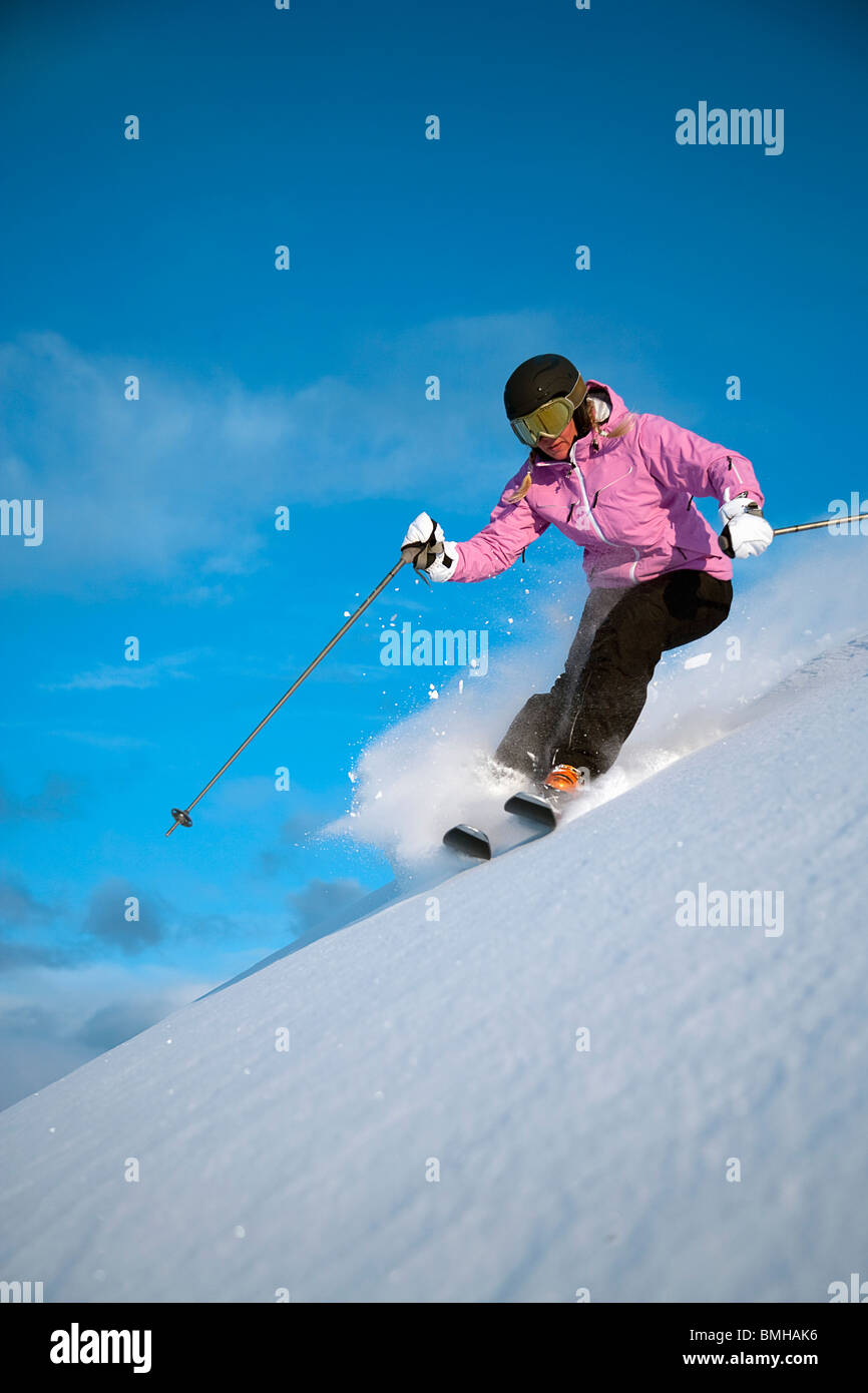 Frau extrem Skifahren im Pulverschnee Stockfoto