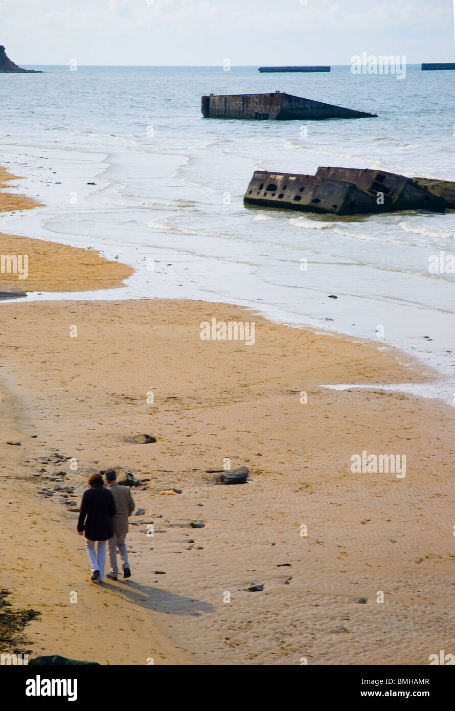 Der Strand von Arromanches, Normandie mit einigen der Überreste der