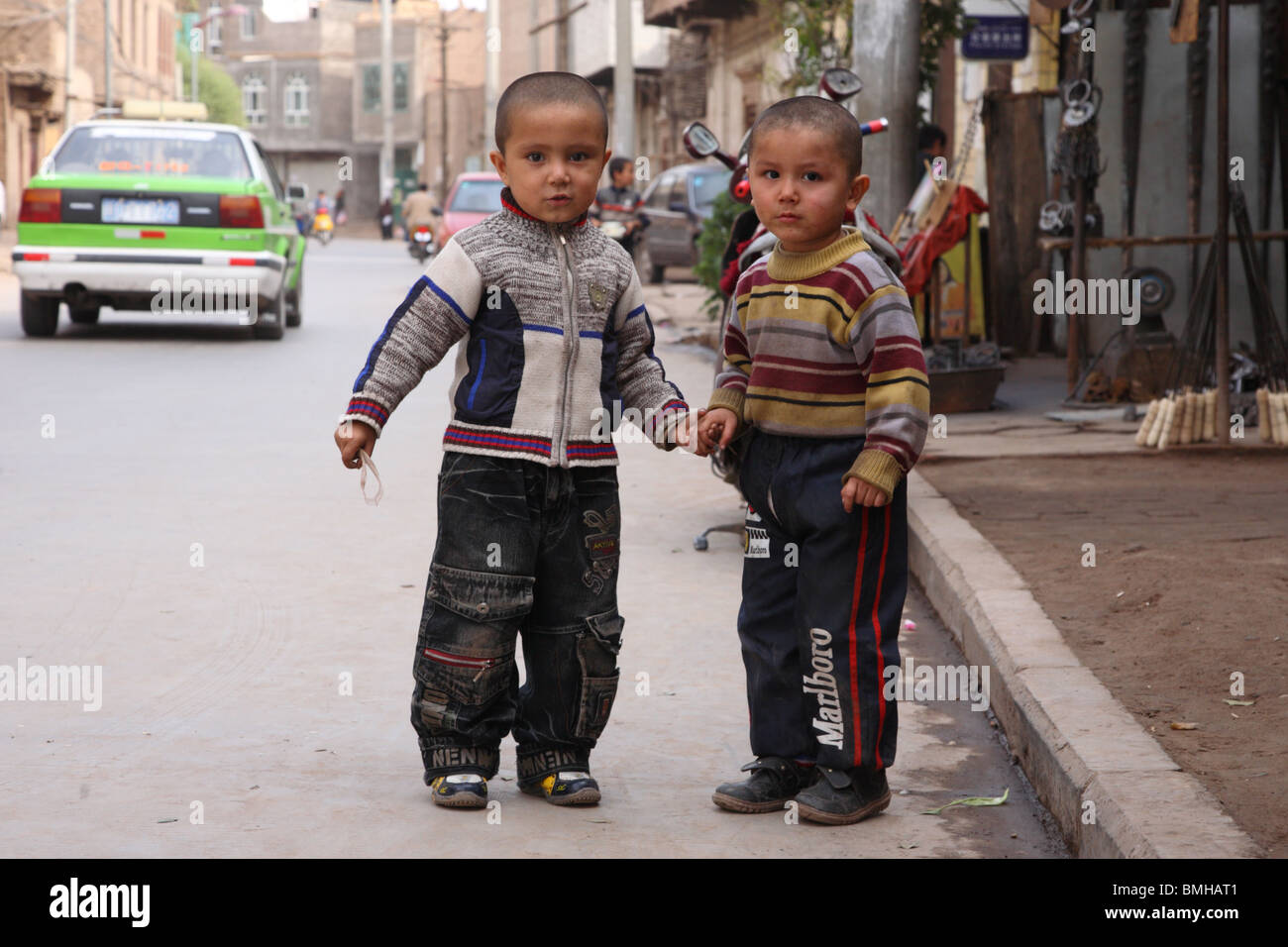 Zwei jungen auf der Straße in Kashgar, westliche Xinjiang-Provinz, China. Stockfoto